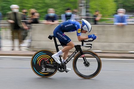 Fausto Masnada (Team Deceuninck Quick Step) in action during an individual time trial.
The Giro d'Italia took place from 8th to 30th May 2021. The first stage on May 8th was a time trial of 8 kilometers in the streets of Turin. The winner of this first stage is the Italian Filippo Ganna (Team Ineos Grenadiers). The winner of the final general classification is the Colombian Egan Bernal (Team Ineos Grenadier).