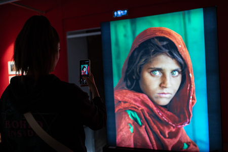 The iconic photograph, titled "Afghan Girl," attracted great attention. Steve McCurry's exhibition "Haunted Eye" is making its world premiere in Istanbul. The exhibition also includes one of the artist's iconic photographs, "Afghan Girl." The exhibition will be open to the public at the Tophane-i Amire Culture and Art Center from September 27 to November 30, 2025.