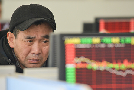 An Investor checks a computer screen showing share prices at a securities brokerage.
In China, on the first trading day of this week, all major A-share indexes fell sharply. Among them, the Shanghai index fell 2.30% to 3421.4;  the Shenzhen composite index fell 3.81% to 13863.81; the gem index fell 4.98% to 2728.84.