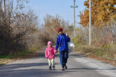 Kids seen walking along the road with firewood at the outskirts of the village.
Verkhnotoretske is a Ukrainian town situated close to the frontline in Yasynuvata district in Donetsk oblast, eastern Ukraine. During the War in Donbas that started in mid-April 2014, the dividing line between the warring parties was located in the vicinity of the settlement. The village was a grey zone till the end of 2017. Today, Verkhnotoretske is Ukrainian territory.