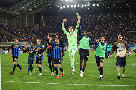 Atalanta BC's players celebrate their victory at the end of the match during the Italian Serie A soccer match between Atalanta BC and AS Roma at Gewiss Stadium. Final score Atalanta BC 2:1 AS Roma
