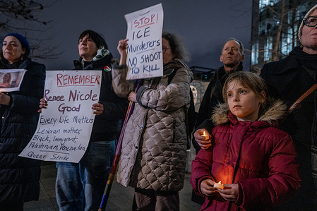 Americans based in London hold up placards outside the US Embassy calling for the abolishment of Immigration and Customs Enforcement (ICE). Members of London’s American community held a candlelit vigil in memory of Renee Nicole Good, a 37-year-old mother of three who was fatally shot by a U.S. Immigration and Customs Enforcement (ICE) agent in Minneapolis, Minnesota, during a January 7 immigration operation, an incident that has sparked nationwide protests and outrage over the use of deadly force by federal agents. At the vigil, a list of the 32 people who died in ICE custody in 2025 was read aloud, and participants observed a minute’s silence to honor the victims and call for accountability. The gathering brought together community members in solidarity and remembrance, reflecting ongoing concern and critique of federal immigration enforcement practices.
