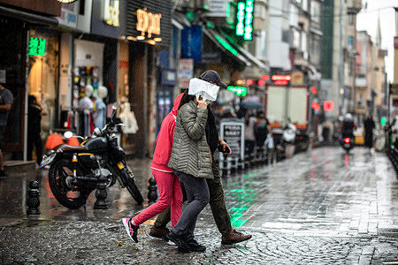 People are seen walking on the street during a rainfall.
The rain that started suddenly in Istanbul had a negative impact on life. Citizens had a hard time in and around Kadikoy dock.