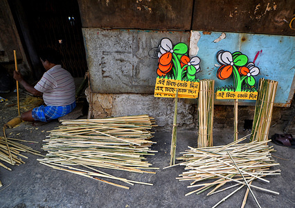 A worker seen preparing the Election Hoarding for All India Trinamool Congress (TMC) on the street of Kolkata. Trinamool Congress being the main ruling party of West Bengal (A regional state of India) and as per analysis will play the important role to form the Central Government this year.