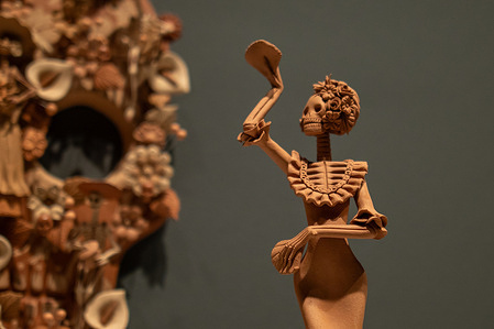 The figure of a Katrina is displayed in a room at the Casa de México in Madrid. Altar of the Dead at the Casa de México. Cabaret: The Memorial is the title of the 2025 Altar of the Dead, set in a Mexican cabaret. Each element evokes the presence of these souls who have not yet fully passed away. The Altar of the Dead is an ancient celebration that combines history, faith, and color.