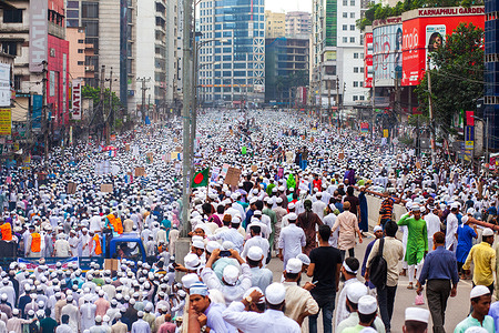 Supporters and activists of the Hefazat-e-Islam Bangladesh take part in an anti-France protest march in Dhaka.
Thousands of Hefazat-e- Islam Bangladesh leaders and activists take part in an anti-France protest march calling for the boycott of French products and denouncing French President Emmanuel Macron for his remarks ‘not to give up cartoons depicting Prophet Mohammed’. Hefazat-e-Islam Bangladesh has also issued a 24-hour ultimatum to the government to shut down the French embassy in Dhaka.