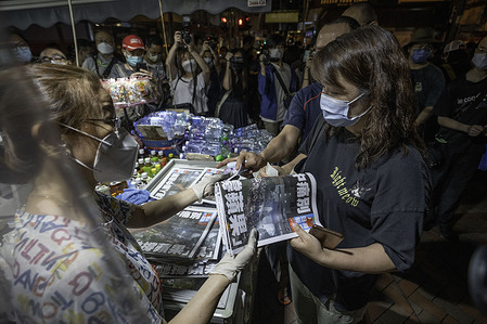 A female supporter seen purchasing a copy of the final edition of the Apple Daily newspaper at a newsstand in Mong Kok.

Pro-democracy newspaper Apple Daily will cease operation from 24th June after authorities used a national security law to arrest its top editors and freeze company assets.   
