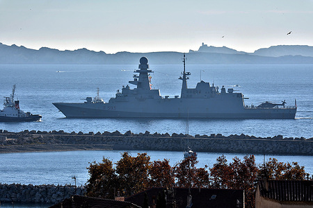 View of the guided-missile frigate Carabiniere (F593) arriving in Marseille.