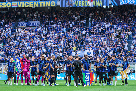 FC Internazionale players celebrate at the end of the match during Serie A 2025/26 football match between FC Internazionale and Hellas Verona FC at San Siro Stadium. Final scores; Inter 1 | 1 Hellas Verona.