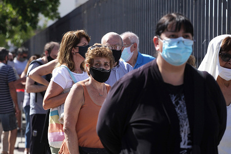 Elderly people seen waiting in queue during the vaccination.
Chaos was seen on the first day of vaccination for older adults in the Boedo neighbourhood of Buenos Aires as the administrative and health organization was overwhelmed with lines of more than a block, of elderly people who were waiting standing in the sun.