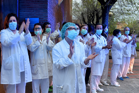 A group of health personnel from the El Vendrell Primary Health Care Medical Center applauding those who show gratitude towards them during the Covid-19 coronavirus health crisis.
In El Vendrell every night at 8:00 p.m. police personnel, ambulances and people in the neighbourhood approach the entrances of different Health Centers to applaud Health personnel for their great work in the fight against Covid-19.