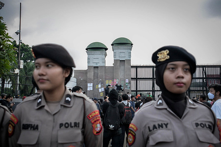 Police stand guard as university students and civil society groups stage a protest called “National People’s Picnic: Deadline Day for 17+8 Demands!” in front of the parliament building. The demonstrators demanded government accountability on 17 immediate issues due by September 5 and eight more by August 31, 2026. Their demands include investigations into protest violence, the release of detained activists, ending police brutality, scrapping parliamentary allowance plans, implementing state reforms, and passing an asset confiscation bill to fight corruption.