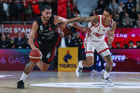 Olivier Nkamhoua of Pallacanestro Varese OpenJobMetis and Juan Toscano-Anderson of Pallacanestro Trieste seen in action during (LBA) Lega Basket A 2025/26 Regular Season game between Pallacanestro Varese OpenJobMetis and Pallacanestro Trieste at Itelyum Arena. Final score Pallacanestro Varese OpenJobMetis: 84 | 69 Pallacanestro Trieste