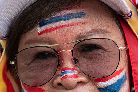 A right-wing protester painting her face with a Thailand national flag during the demonstration outside the parliament house while the voting for new prime minister of Thailand at the parliament house in Bangkok. Nationalist monarchist (yellow shirts) protesters rallied outside Thailand's Parliament House in Bangkok, urging senators to reject the Pheu Thai Party's prime ministerial candidate during the parliamentary vote for a new prime minister. The election, held on September 5, 2025, featured two candidates: Chaikasem Nitisiri from the Pheu Thai Party and Anutin Charnvirakul from the Bhumjaithai Party. This followed the disqualification and removal of Paetongtarn Shinawatra, also from the Pheu Thai Party, from office on August 29, 2025.