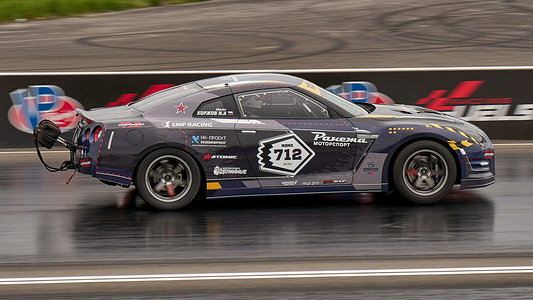 A gray Nissan GTR rushes along the track.
On June 5 and 6 at the territory of Russian Drag Racing Community (RDRC) Racepark (Bykovo airfield) in Moscow, the world's only supercar festival "Unlim 500 held for the 23rd time. The "Unlim 500 +" festival is a unique event in which cars with a power of more than 500 hp compete in speed.
