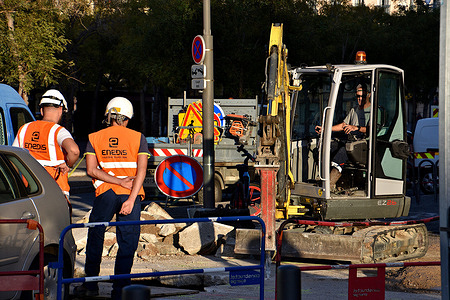 Agents from Electricité Réseau et Distribution France (ERDF) and Gaz Réseau Distribution France (GRDF) and a backhoe are seen at the site of the gas leak. A major under-street gas leak occurred in the Joliette district. Some 800 homes were deprived of gas due to network cuts.