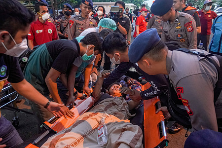 Police officers and medical workers attend to an earthquake victim outside the Sayang Hospital. A 5.6-magnitude earthquake hit Cianjur, West Java, Indonesia, on November 21, 2022. At least 162 people have been reported dead, according to the Governor of West Java, Ridwan Kamil.