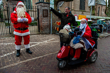 An old lady that always participates in this run is seen talking with someone from the organization and Santa Claus. These days many towns in countries across the world host Santa Run events. In the Dutch city of Breda, two hundred people including parents with their children ran in Santa Claus costumes around 3 km during the Rotary Santa Run. The once-annual event was organized by the foundation 'Rotary Santa Run'. The event raised at least 8.000€ for two local charities, 'Youth Breakfast Breda Foundation' and the foundation 'Het Bonte Perdje' which aims to offer young people with disabilities the opportunity to practice equestrian sports in a safe way.