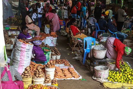 Market vendors wait for customers at a wholesale market on Christmas Eve in Nakuru Town. Cost of food remains high despite a slight drop in country’s inflation which stood at 9.5% in November compared to 9.6% in the previous month. With the new administration now firmly in power, most Kenyans are hopeful that the harsh economic conditions will ease.
