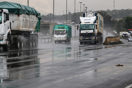 Vehicles are driven on a busy highway after a short rainfall in Nakuru Town. In January 2023, the price of fuel is expected to increase after the scrapping of fuel a subsidy scheme.