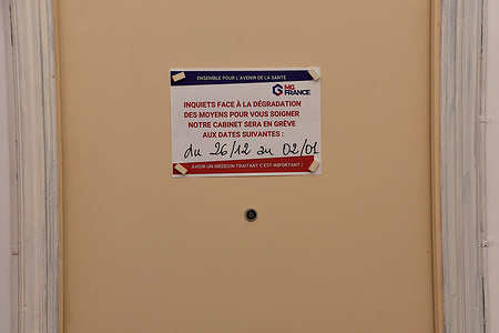 View of a strike notice on the door of a closed medical office during the doctors' strike in Marseille. The unions of liberal doctors are calling for a strike from December 26, 2022 to January 1, 2023. In particular, they are calling for better remuneration by increasing consultations to 50 euros instead of 25. A price increase that would motivate health professionals to take better charge of patients.