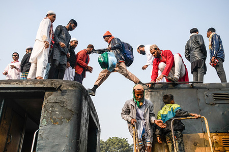 Muslim devotees arrive in an overcrowded train to take part in the Akheri Munajat or final prayers during the 'Biswa Ijtema', an annual congregation of Muslims in Tongi, some 20 kms north of Dhaka.