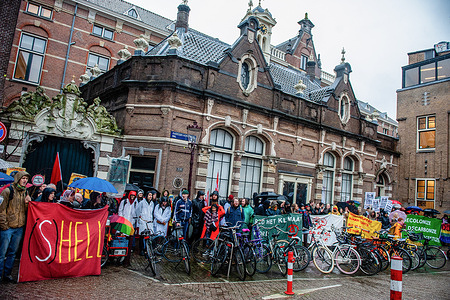 Around two hundreds students and climate activists are seen shouting slogans against Shell outside the main building of the University. Several climate organizations and the UVA University Rebellion organized a demonstration at the University of Amsterdam (Universiteit van Amsterdam, UVA), to call the university to cut ties with the oil company Shell. Students and climate activists gathered on one of the bridges of the university and from there they walked to the main building. There while speeches were given, some of the students occupied a part of the building as an unannounced action. According to the activists Shell and the fossil fuel industry are some of the main drivers causing the climate and ecological crisis, and for that, the students and activists said that they will not leave the building until the collaboration between the University and Shell ends.