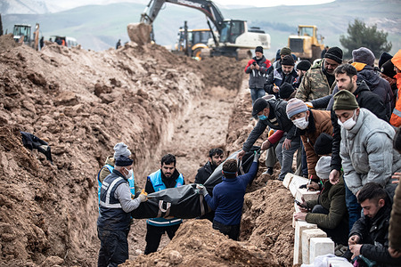 People bury their relatives who died in the earthquake in a mass grave. Monday morning, a strong earthquake of 7.7 magnitude, centered in the Pazarcik district, jolted Kahramanmaras and strongly shook several provinces, including Gaziantep, Sanliurfa, Diyarbakir, Adana, Adiyaman, Malatya, Osmaniye, Hatay, and Kilis. Later, at 13.24 p.m. (1024GMT), a 7.6 magnitude quake centered in Kahramanmaras' Elbistan district struck the region. Turkiye declared 7 days of national mourning after deadly earthquakes in southern provinces.