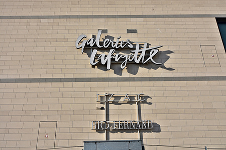 View of the Galeries Lafayette sign on the wall of a building in Marseille. 26 Galeries Lafayette stores in the region will be placed under court safeguard and not placed in receivership as previously announced. Michel Ohayon, who controls these stores, specifies that their situation is healthy and that there is no cessation of payment. This does not concern Galeries Lafayette in Paris on boulevard Haussmann, which does not belong to the same group.