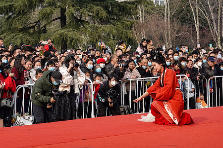 People are seen watching the Hanfu show at a park. 
The Hanfu exhibition show is to showcase Chinese culture through the beauty of traditional Chinese clothing. During this spring, people go out to enjoy the atmosphere in parks in southern China. The traditional Chinese solar term for the period is "Rainwater."