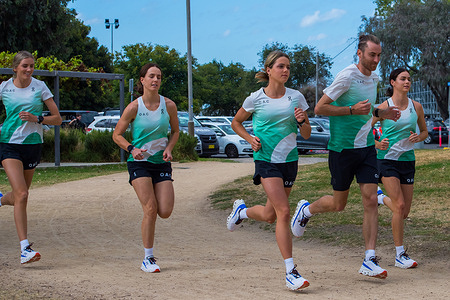 Australian elite athletes Maudie Skyring, Tess Kirsopp-Cole, Claudia Hollingsworth, Ben Buckingham, and Keely Small are seen running in Albert Park wearing On running - sports apparel during the launch of OAC Oceania. One of Australia’s greatest long and middle-distance runners, Craig Mottram, today announced five up-coming athletes selected as part of an international athlete program, the On Athletics Club (OAC), with the launch of the Oceania division.