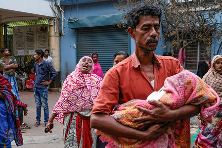 (EDITORS NOTE: Image depicts death)A grandfather carries the dead body of his granddaughter Kashmera Khatun, 3 months old, at Dr. B C Roy Post Graduate Institute of Pediatric Sciences, while the grandmother reacts in the background. Flu-like symptoms, fever, cold & cough, breathing problems, and fatigue in children have been reported in Kolkata and other cities of West Bengal. As per the local media reports, more than 12 children died in West Bengal due to Acute Respiratory Infections in the last few days.