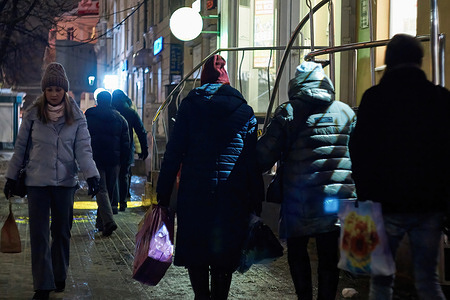 Passers-by seen shopping in the city center during the preparations. Voronezh was visited by the last severe frosts, followed by a thaw. Residents celebrated February 23 - Defender of the Fatherland Day and are preparing gifts for March 8 - Women's Day.