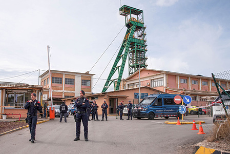 Police surround the Iberpotash company to prevent the press from passing through in the context of the mine accident that killed three people at a depth of more than 900 metres. Two of the dead were master's degree students at the Escola Politècnica Superior d'Enginyeria de Manresa.