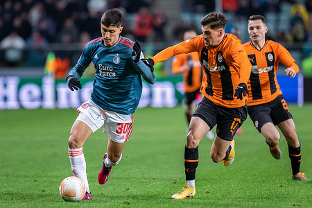 Ezequiel Bullaude (L) of Feyenoord and Neven Durasek (R) of Shakhtar in action during the UEFA Europa League 2022/23 1st leg round of 16 match between Shakhtar Donetsk and Feyenoord Rotterdam at Marshal Jozef Pilsudski Municipal Stadium of Legia Warsaw.Final score: Shakhtar Donetsk 1:1 Feyenoord Rotterdam.