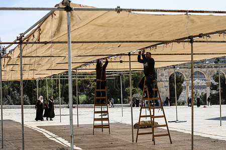 Workers are seen erecting umbrellas in the courtyards of Al-Aqsa Mosque. Palestinians set up umbrellas in the courtyards of Al-Aqsa Mosque to protect worshipers from the heat of the sun. The holy month of Ramadan is distinct among Muslims and has a special status from the rest of the months of the Hijri year. It is the month of fasting, which is considered one of the pillars of Islam, during which Muslims refrain (except for those who have a valid excuse) from food and drink, as well as from a group of prohibitions that nullify fasting from dawn until sunset.