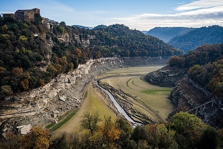(EDITOR'S NOTE :Image taken with a drone)
The Ter river almost, completely dried up, due to the drought that is hitting Catalonia. According to the AEMET (State Meteorological Agency) 2022 has been the warmest year in Spain since records have been made (1961) and is, at the same time, the third driest: up to September, has been recorded an average rainfall of 473 litres per square meter, which is 26% less than the normal value (635 litres per square meter). The water reservoirs in Cataluña are now around 30% of water capacity and this situation is seriously affecting the environment, the biodiversity, and the economy.