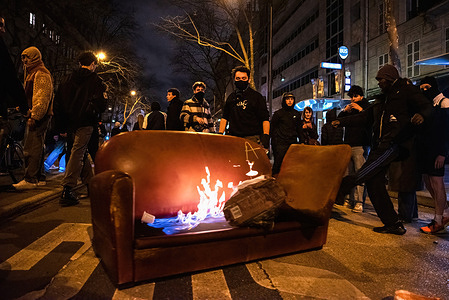 Protesters set a sofa on fire during the demonstration. For several days Paris has been engulfed in demonstrations and riots over President Emmanuel Macron's law to raise the retirement age. Trash containers and cars set on fire, broken shop windows and clashes with the police are a daily occurrence.