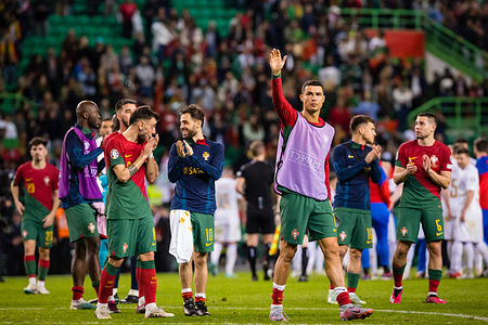 The captain of the Portuguese team, Cristiano Ronaldo and his colleagues thank the public at the end of the match for UEFA EURO 2024 qualifying round group J match between Portugal and Liechtenstein at Estadio Jose Alvalade.
(Final score: Portugal 4 - 0 Liechtenstein)