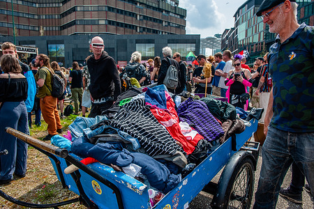 Protesters are seen checking a cart full of free clothes during the demonstration. In the increasingly crowded city of Utrecht, there must always be a room for creative 'fray edges' in order to promote independent art and culture. With that call in mind, a demonstrative rave was organized in the city center. The parade through the city, counted with the presence of around fifteen music cars accompanied by people dancing. The organization believes that the municipality lacks a permanent vision of cultural sanctuaries.