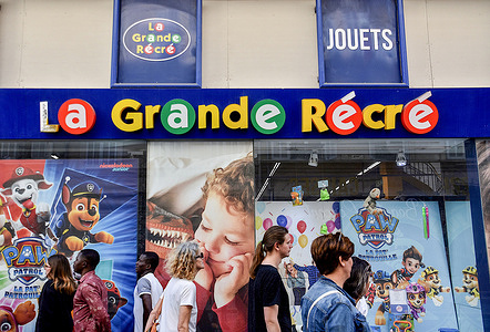 View of the window of the La Grande Récré store. La Grande Récré, whose parent company Ludendo Entreprises was placed in compulsory liquidation on April 27, 2023 with the continuation of its activity, is looking for a buyer. The King Jouet, Joué Club, Chausséa and Jour de Fête brands volunteered for the takeover.