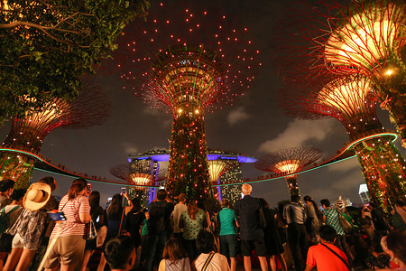 Locals and tourists are seen experiencing the Mid-Autumn Festival in a whole new light at 'Gardens by the Bay', with celebrations that fuse the traditional and the modern style.