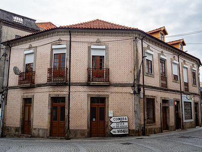 An old building is seen with its facade completely decorated with azulejos. “Azulejos” is the Portuguese word for tiles. Its origin is, of course, Arabic, and it means “small polished stone”. The tiles were first brought to Portugal by the Arabs, in the 13th century at the time of their invasion, which also helped shape Portugal’s culture. These were initially mosaic floor tiles, often for churches or cloisters. Over time, the tendency was to use them in every building’s construction, so it is possible to see them almost everywhere. The decoration itself depends on the artist or the architect and constructor of the building.