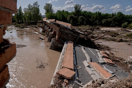 The fallen bridge of La Pedrera collapsed following the terrain rains and massive flooding in Aldea del Fresno. A DANA (Isolated Depression at High Levels) has caused continuous rains and massive floods, affecting the southeastern area of the Community of Madrid in towns such as Aldea del Fresno, Villamanta, Villamantilla, Villanueva de Perales, El Álamo and Navalcarnero. DANA is an atmospheric condition that triggers the cold drop and with it torrential rains.