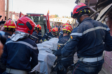 Firefighters extract a body from the rubble in the aftermath of the earthquake. In a race against time, search and rescue teams are still trying to save those trapped under the rubble after the 6.8 magnitude earthquake that hit 8th September 70 km south of Marrakesh. It was one of the strongest and deadliest in Morocco's history, with a death toll of more than 2,000 people and thousands of injured.