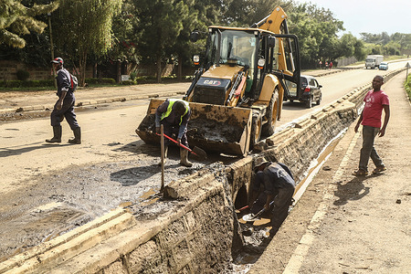 Workers seen unclogging a drainage channel ahead of anticipated El Niño in October. The weatherman has predicted above-average rainfall across the country from October to December 2023 due to the El Niño climate phenomenon.