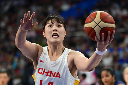 Li Yueru of China women basketball team seen in action during the 19th Asian Games 2023 Women's Basketball Preliminary Round Group A match between China and India at Hangzhou Olympic Sports Centre Gymnasium. Finals score; China 111:53 India.