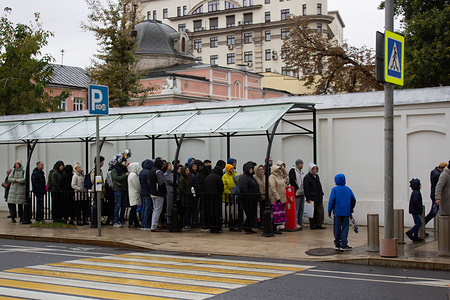 People wait in line to enter the Israeli Embassy in Moscow, to pay tribute after Hamas attacked Israel on October 7.