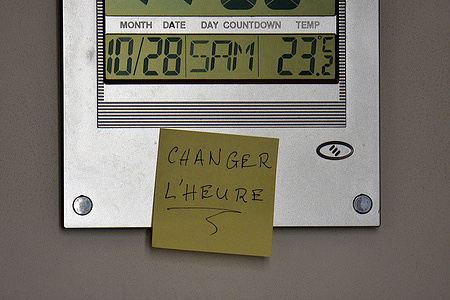 In this photo illustration, a post-it that says “change the time” is stuck to a wall clock. The changeover to winter time will take place during the night of Saturday October 28 to Sunday October 29, 2023, at 3 a.m. You will then have to set your watch back one hour and it will then be 2 a.m. The time change was introduced in France following the oil crisis of 1973-1974. Since 1998, time change dates have been harmonized within the European Union. In all member countries, the switch to winter time takes place on the last Sunday in October and the switch to summer time, the last Sunday in March.
