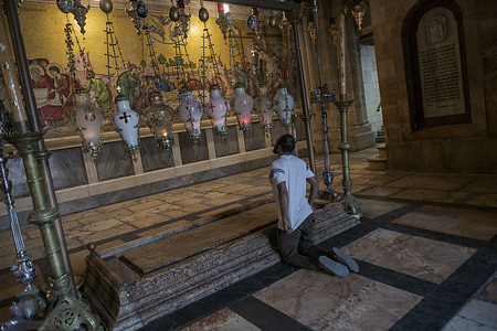 An Inca man prays at the entrance to the Church of the Holy Sepulcher in the Old City of Jerusalem. Jerusalem is a sacred city for three monotheistic religions: Judaism, Christianity and Islam. This religious diversity has led to a coexistence that is both friendly and conspicuous, although the situation has become somewhat tense since the attacks of October 7, 2023.

Despite the conflicts that have marked the city's history, the inhabitants of Jerusalem have learned to live together in harmony. This is reflected in everyday life, in which the three religions share public spaces, such as the Old City.

For example, in the Old City there are the Al-Aqsa Mosque, the Western Wall and the Church of the Holy Sepulchre. These sacred places are visited by people of all religions.

The coexistence between the three religions of Jerusalem is an example of tolerance and respect. It is a sign that, despite differences and tensions, people try to lead their lives as best as possible.